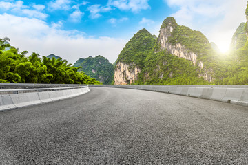 城市广场道路路面和远山景观