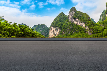 城市广场道路路面和远山景观