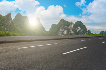 城市广场道路路面和远山景观