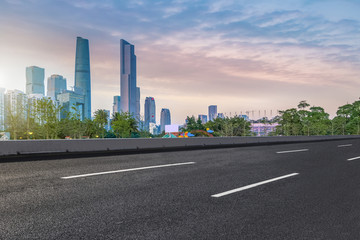 广州城市道路和摩天大楼