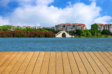 拱桥湖水