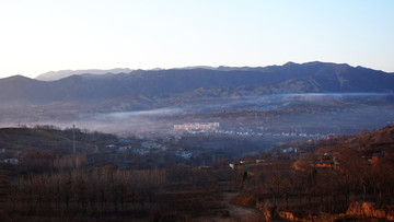 朝阳中的小山村