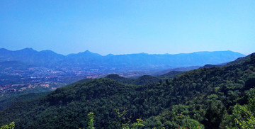 墨绿色的山岭风景图