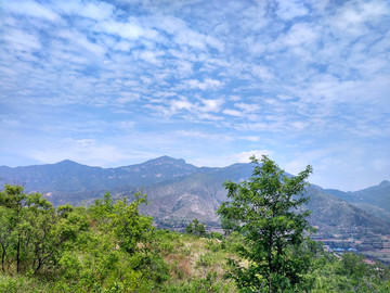 山脉和蓝天风景图