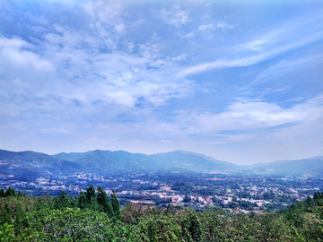 小山村远景风光图