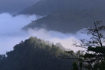 青山云雾