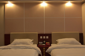 宾馆双人床