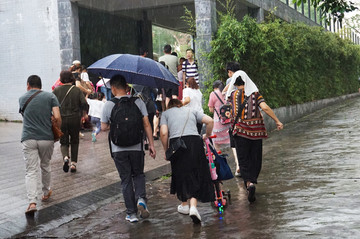 躲雨慌乱的人