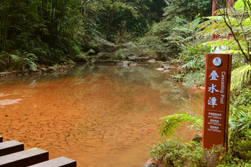 赤水燕子岩叠水潭踏水桥