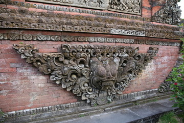 乌布皇宫的雕塑装饰