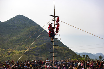 乡下上刀山表演民俗高清JPG