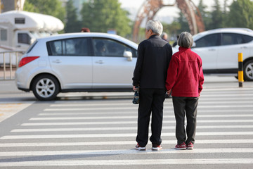 过马路的老人