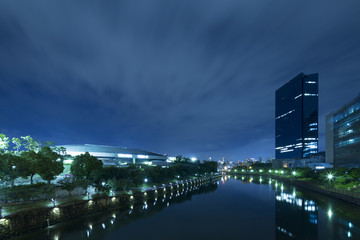 河滨夜景