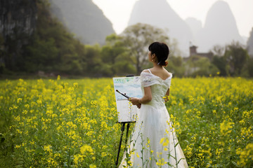 淡雅油菜花田绘画少女人像高清