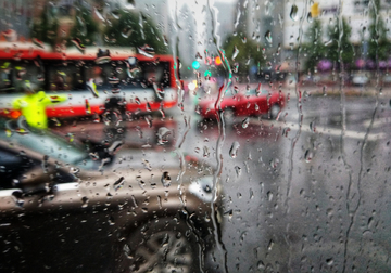 雨天玻璃上的水珠