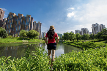 女人站在湖边远望