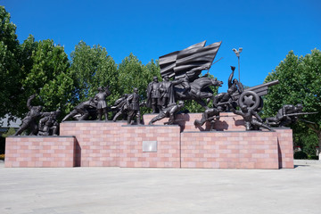 平津战役纪念馆并肩作战大型群雕
