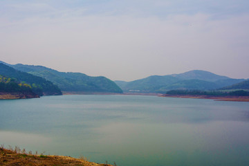 龙王塘水库与山峰