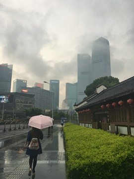 雨天陆家嘴