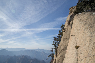 华山雪崖峭壁