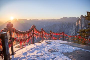 日出东峰迎客松