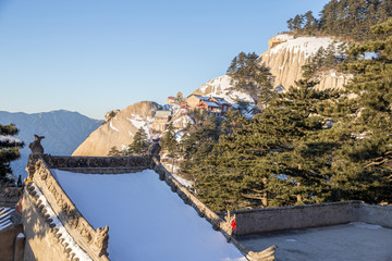 陕西旅游华山风光屋顶积雪