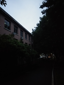 学院建筑黄昏风景