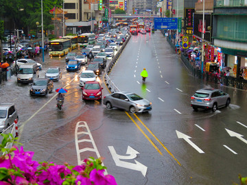 雨后积水的马路