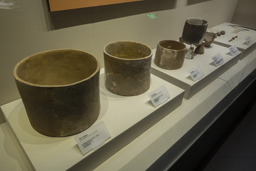 新石器时代桶形平底陶盂