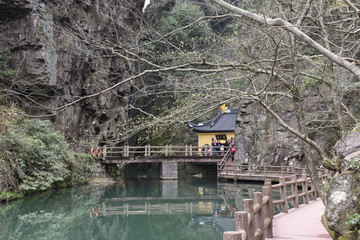 山间深潭水