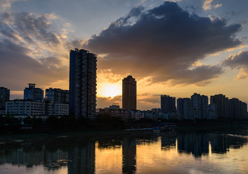 岷江彩霞城市风光