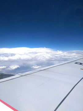 机翼与云层