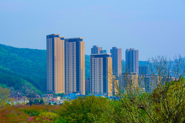 龙王塘水库观远处高层住宅建筑