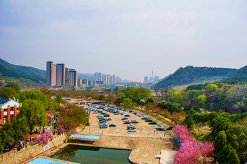 龙王塘水库河道与山峰建筑俯视