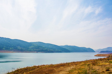 龙王塘水库河水与对岸群山