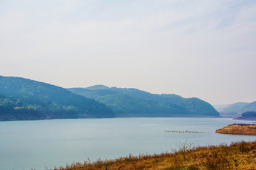 龙王塘水库河水与对岸群山山峰