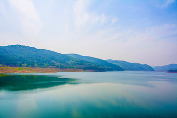 龙王塘水库河水与连绵山脉