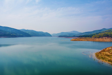 龙王塘水库河水与两岸山峰