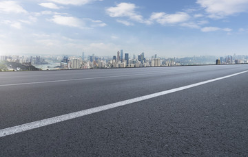 前景为城市道路路面的重庆全景