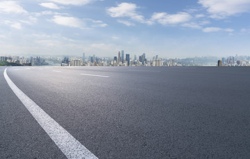 前景为城市道路路面的重庆全景