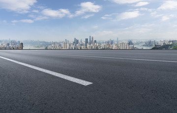 前景为城市道路路面的重庆全景