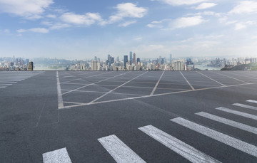 前景为城市道路路面的重庆全景