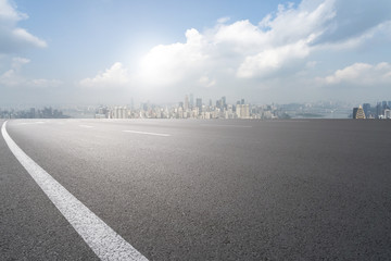 前景为城市道路路面的重庆全景