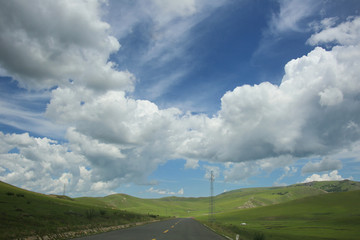 草原公路上的白云