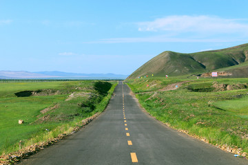 草原深处的柏油公路