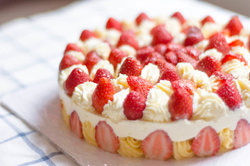 草莓慕斯蛋糕