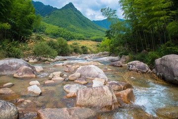 清澈山泉小溪