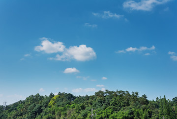 蓝天白云山林山地