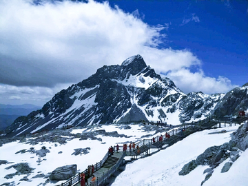 积雪山峰