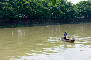 河涌小船